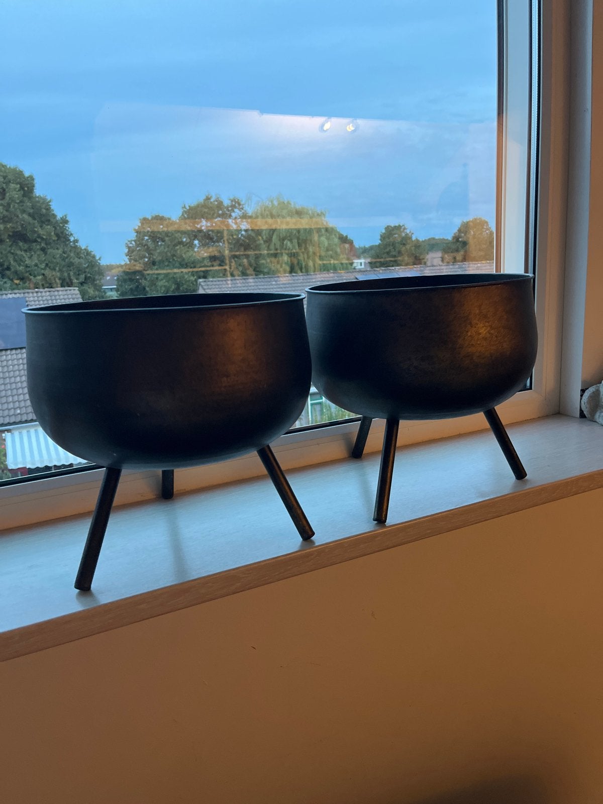 Zwarte bloempot met bronzen glans op pootjes - H30 D30 cm, Gebruikt, Rond, Binnen, Minder dan 40 cm