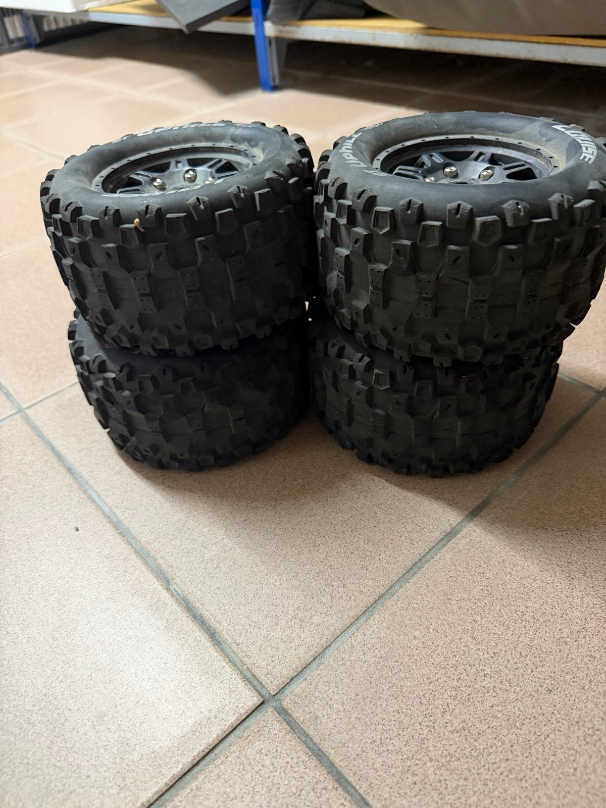 Zo goed als nieuwe Traxxas E-Revo 2.0 banden, Hobby en Vrije tijd, Overige merken, Auto, 1:32 tot 1:50, Ophalen of Verzenden