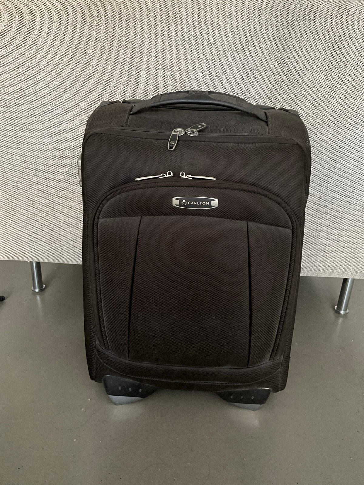 Donker bruin Carlton reiskoffer met wieltjes en slot, Ophalen, Gebruikt, 50 tot 60 cm, Slot