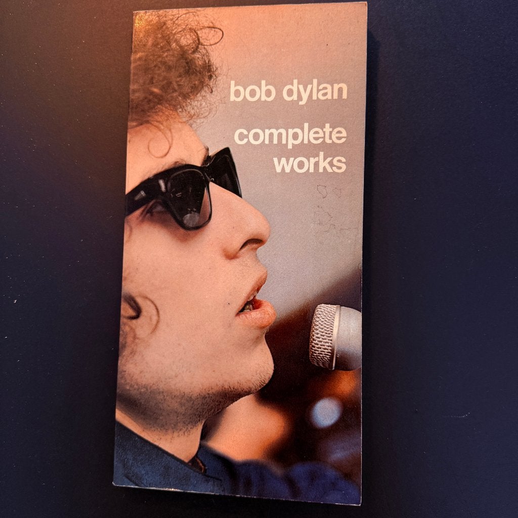 Bob Dylan - Approximately Complete Works, Ophalen of Verzenden, Gelezen, Artiest