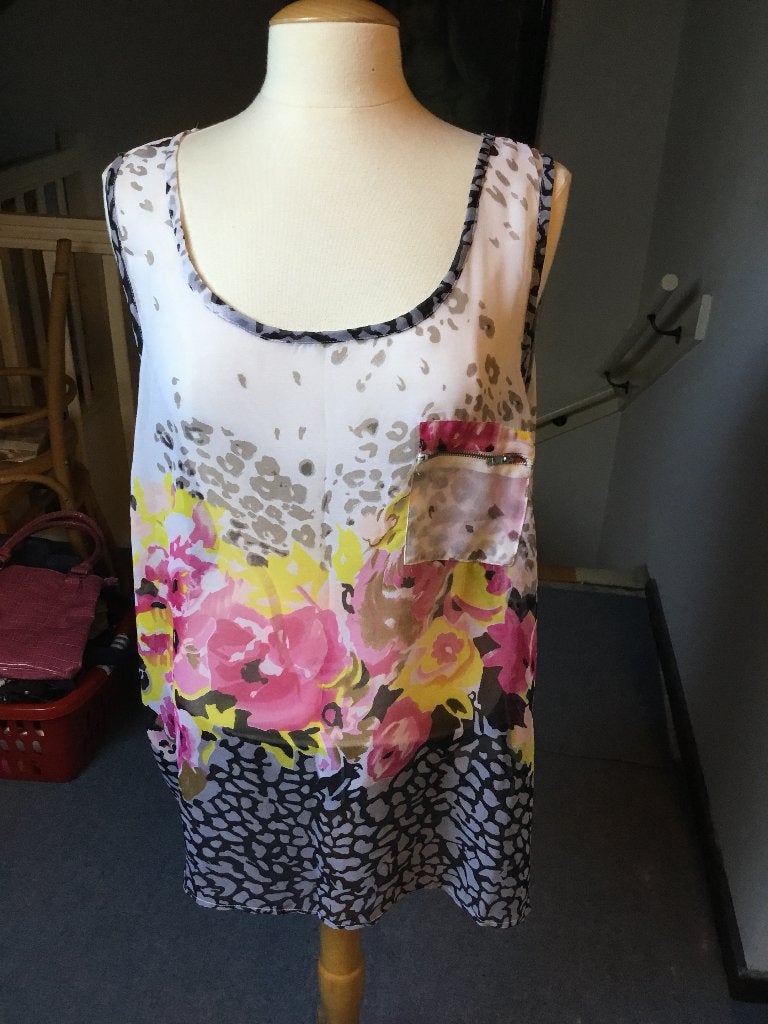 Fleurig tuniekje van ms mode. Oksel tot oksel is 62 cm, Kleding | Dames, Overige kleuren, Maat 42/44 (L), Ophalen of Verzenden