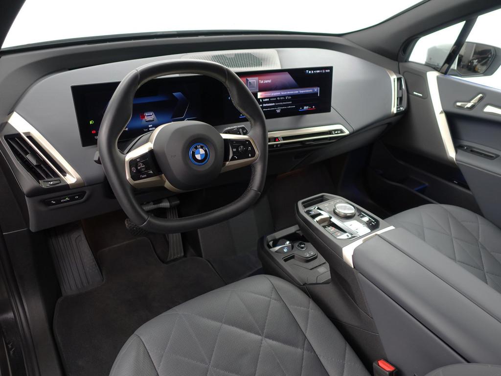BMW iX xDrive40 M Gold Edition 77 kWh- SOH 99%, Harman Kardo, Automaat, 34 min, Gebruikt, Met garantie (alle)