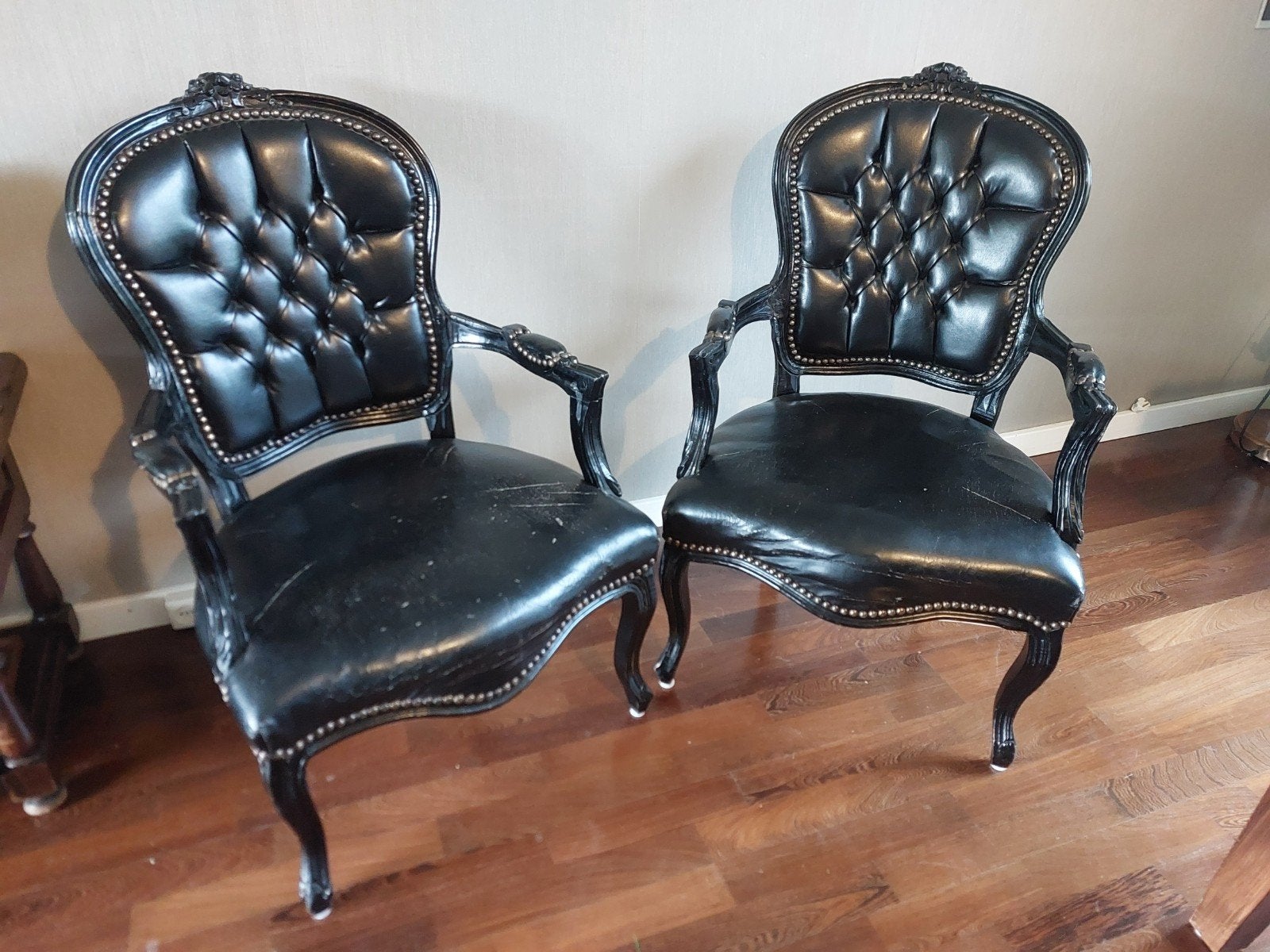Set van 2 zwarte leren fauteuils met knopen, Antiek en Kunst, Ophalen of Verzenden