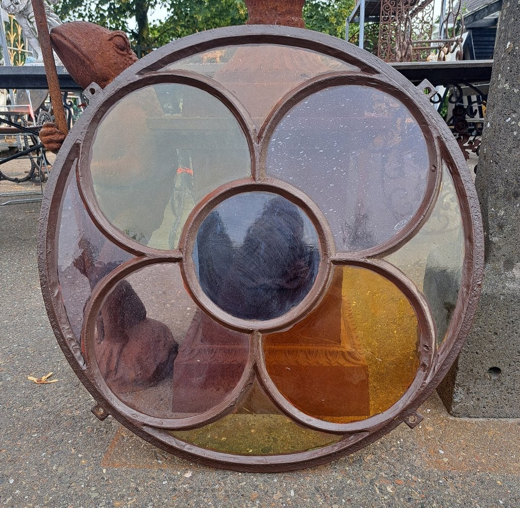 Antiek stalraam met gekleurd glas 81 cm doorsnee mooi raam, Ophalen