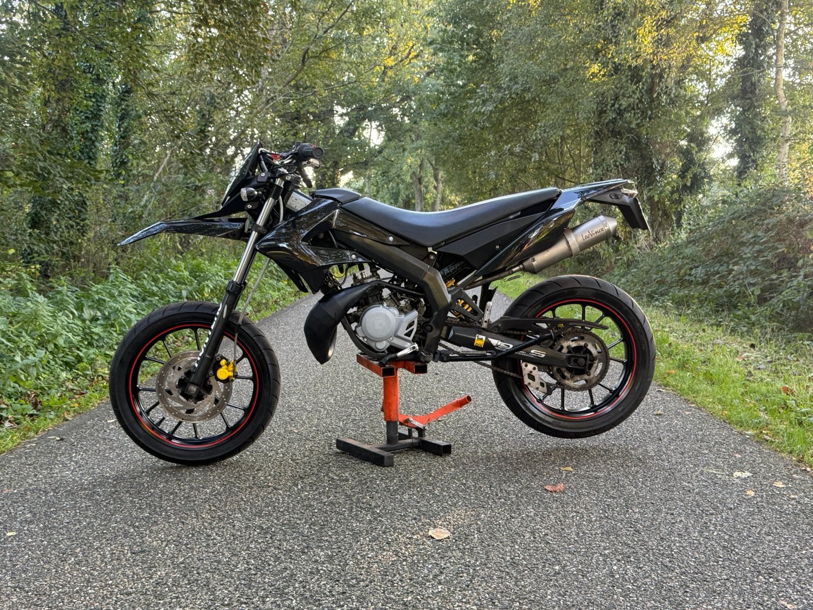 Derbi DRD XTREME 2014. 50cc schakelbrommer UITSTEKENDE STAAT, Ophalen, 6 versnellingen, Maximaal 45 km/u, 49 cc