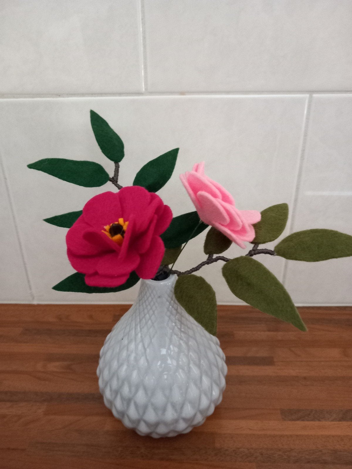 Handgemaakt vaasje met roze vilten bloemen, Textiel, Handgemaakt, Nieuw, Ophalen of Verzenden