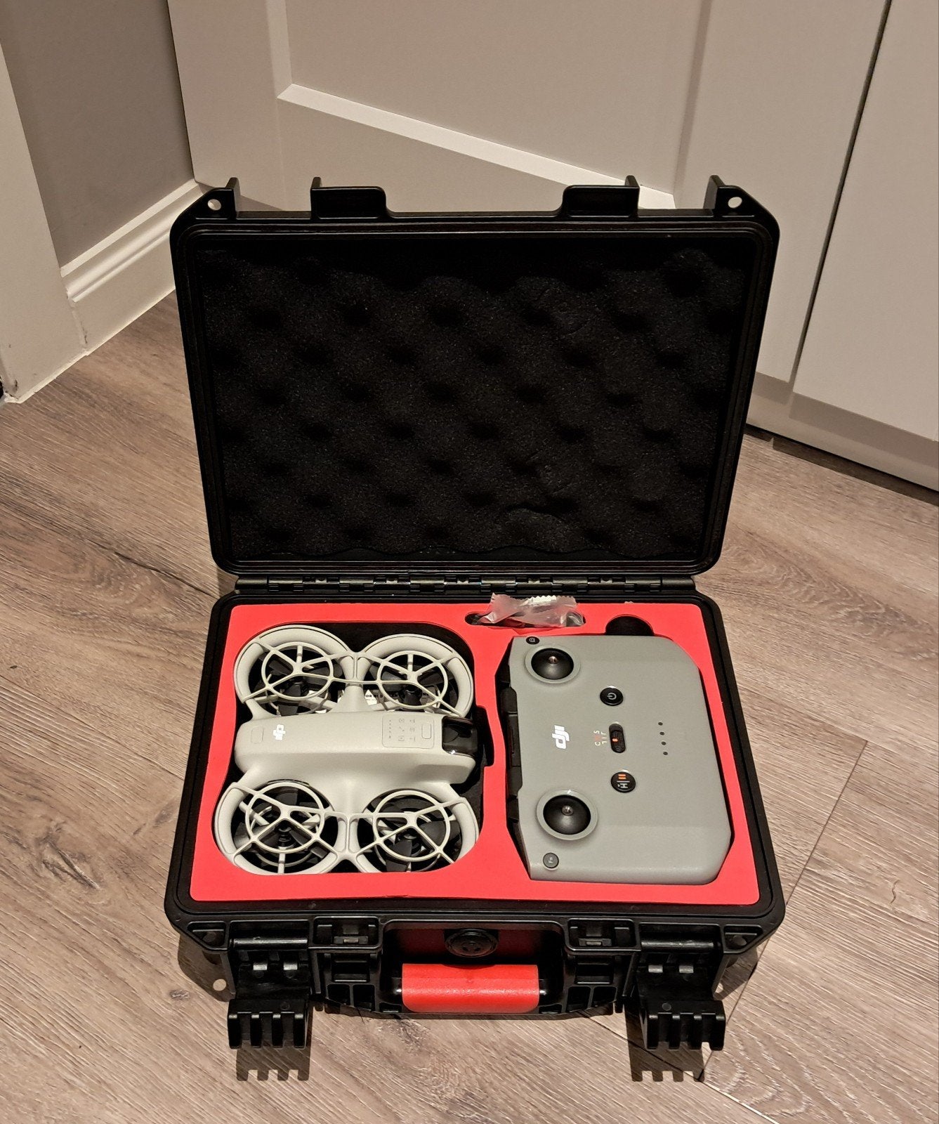 DJI NEO fly more combo met 4 accu's en koffer!, Extra accu('s), Ophalen of Verzenden, Zo goed als nieuw, DJI
