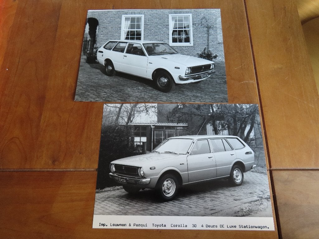 2 persfoto's Toyota Corolla 30 De Luxe Stationwagon ca 1976, Toyota, Ophalen of Verzenden, Zo goed als nieuw, Toyota