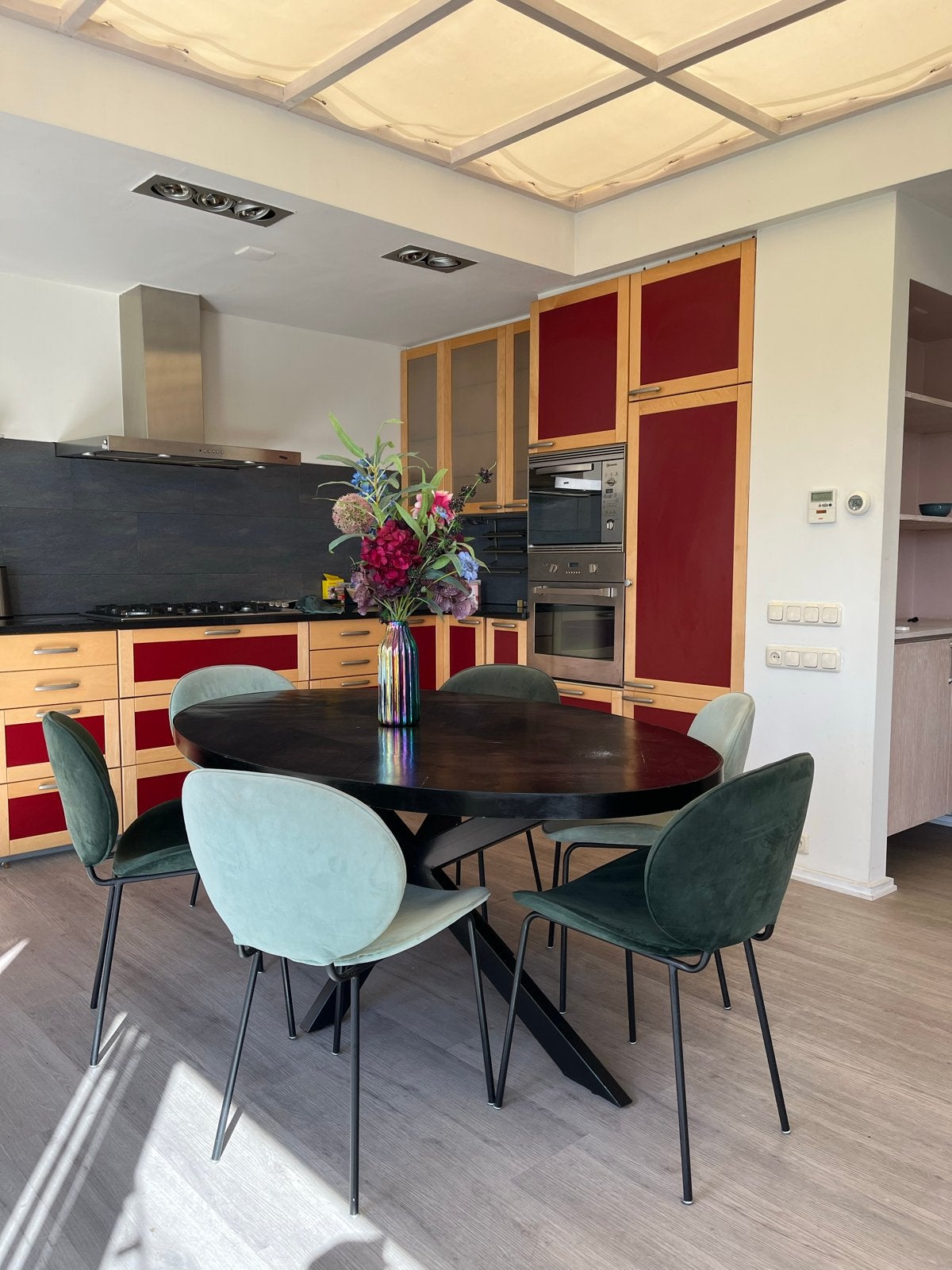 Ovale eettafel met zwarte houten blad en metalen onderstel, 100 tot 150 cm, Ophalen of Verzenden, Zo goed als nieuw, Vijf personen of meer