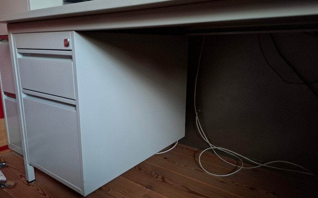 Gratis stevig en goed bureau met ladenblok, Huis en Inrichting, Ophalen, Met lades, Metaal, Schoolbureau