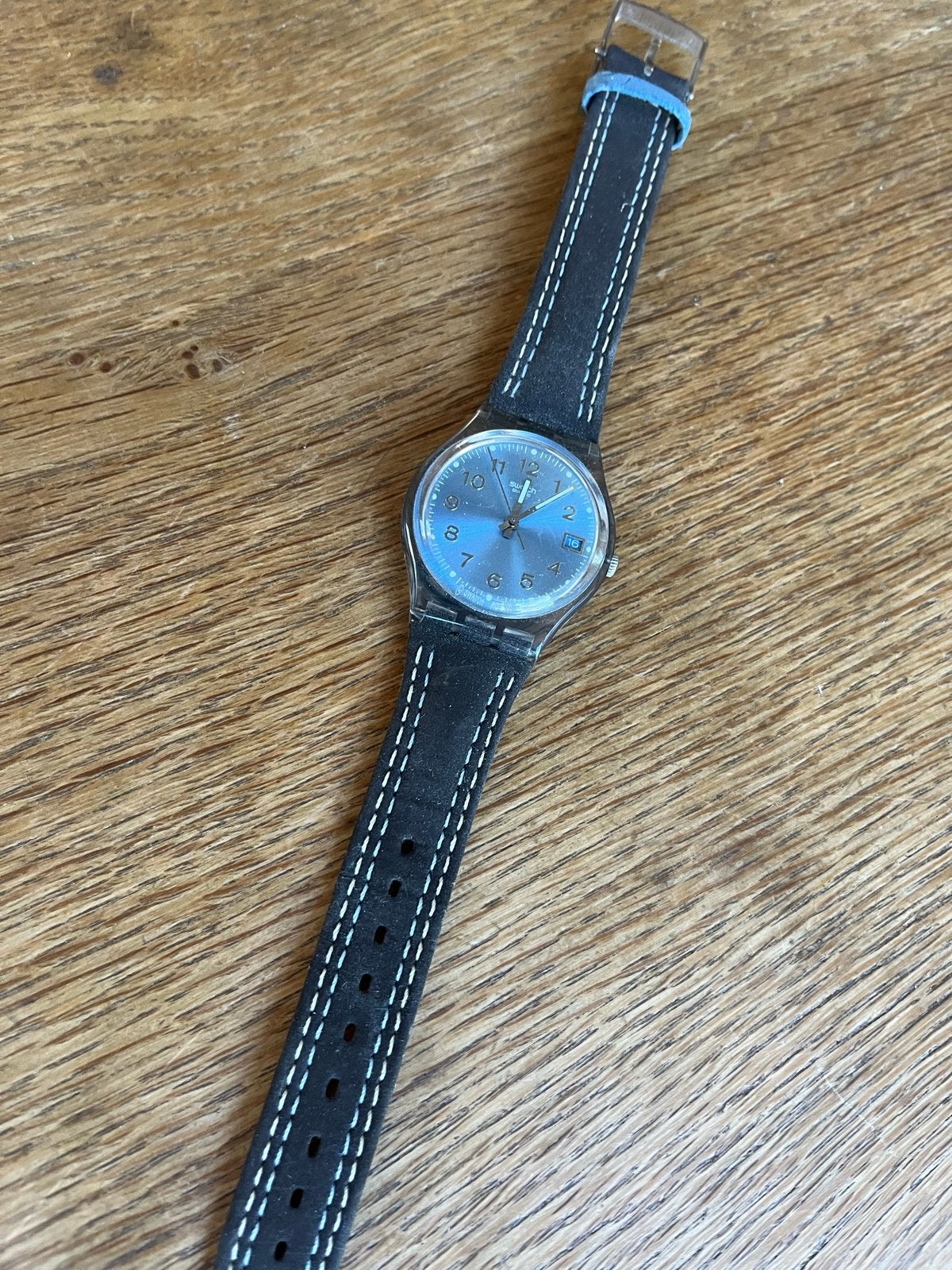 Swatch Polshorloge met Blauwe Wijzerplaat en Zwart Bandje, Kunststof, Gebruikt, Polshorloge, Ophalen of Verzenden