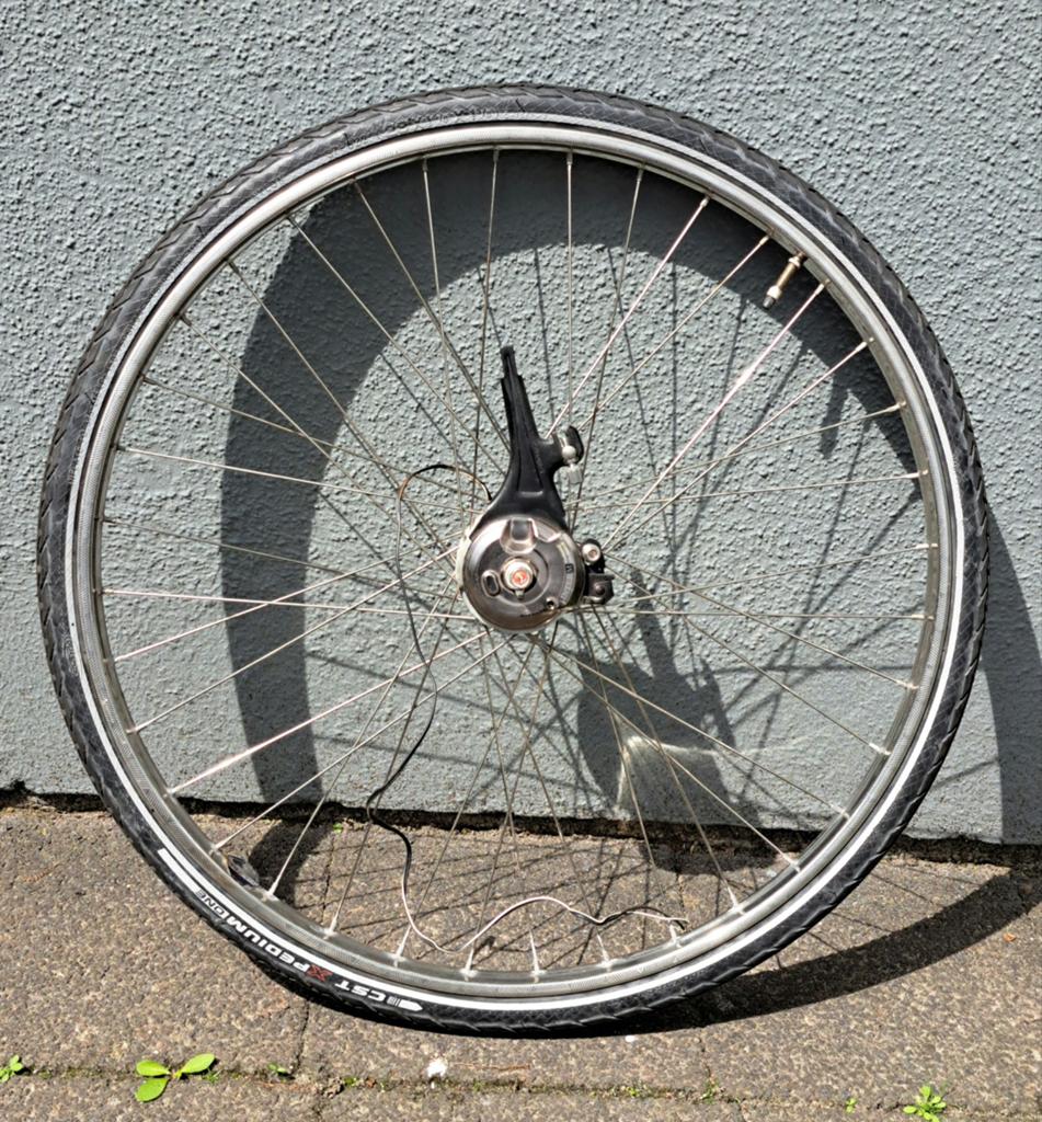 28 Inch voorwiel met naafdynamo., Ophalen