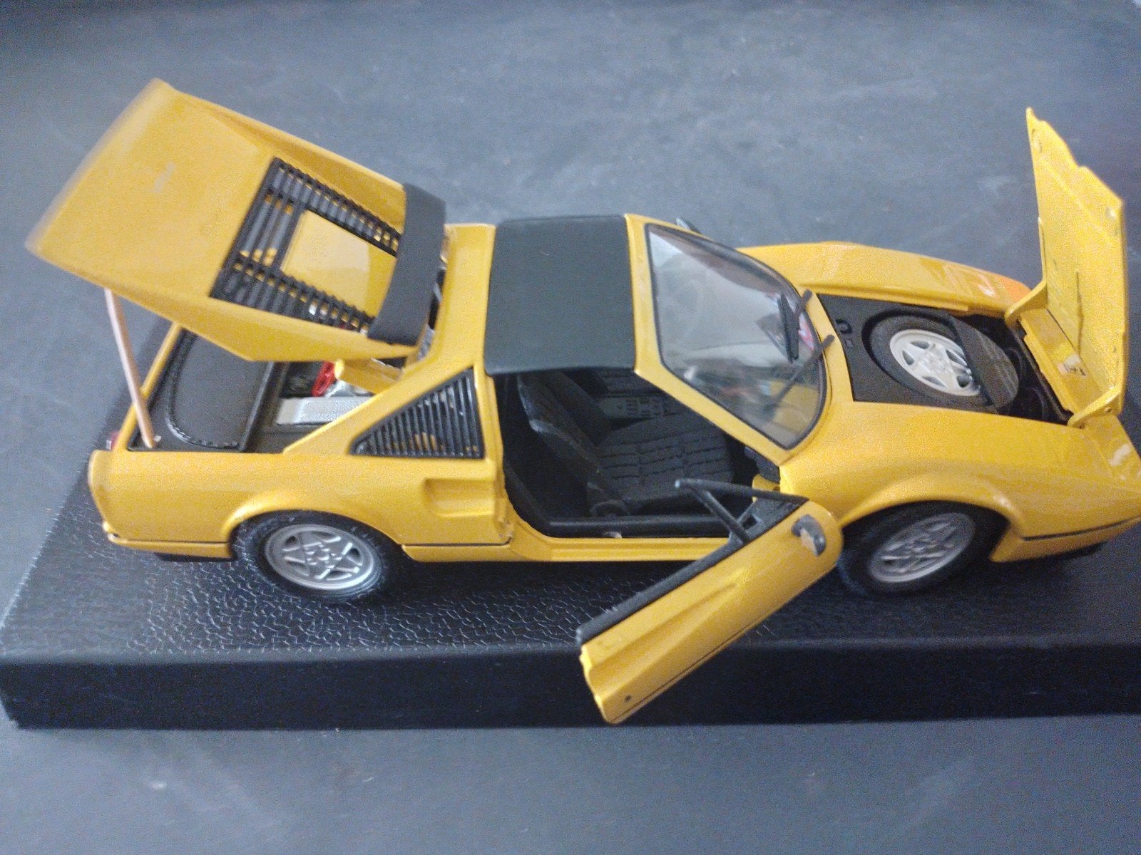 Ferrari 328gts, Hobby en Vrije tijd, Modelauto's | 1:18, Ophalen of Verzenden, Zo goed als nieuw, Bburago