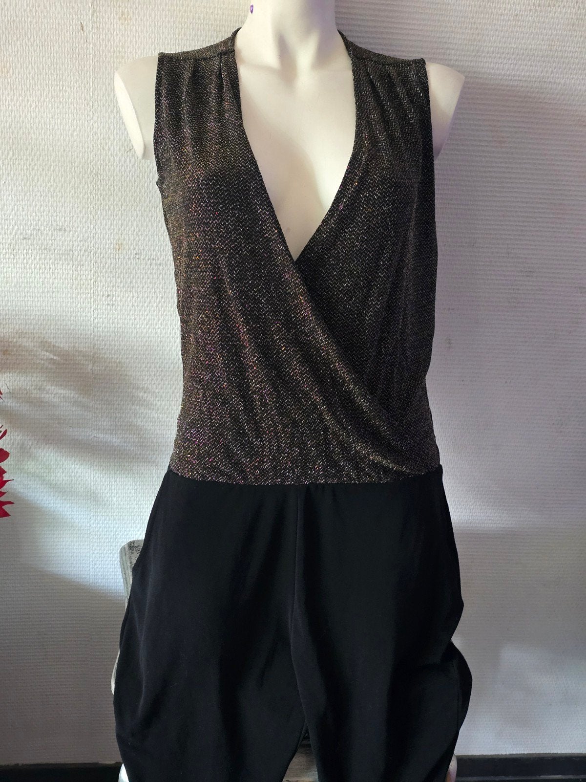 Miss Etam mouwloze jumpsuit met overslag en glitter maat S, Kleding | Dames, Jumpsuits, Zwart, Ophalen of Verzenden, Maat 36 (S)