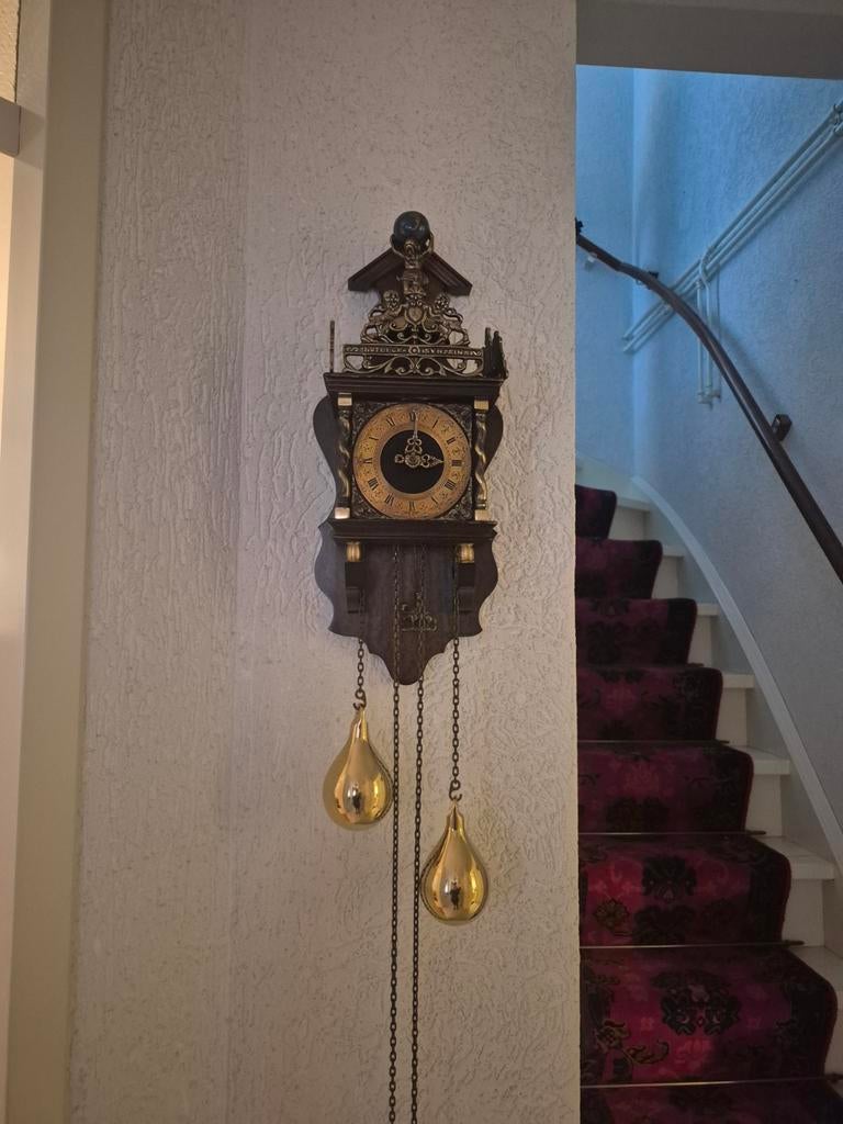 Antieke wandklok met gewichten, Ophalen