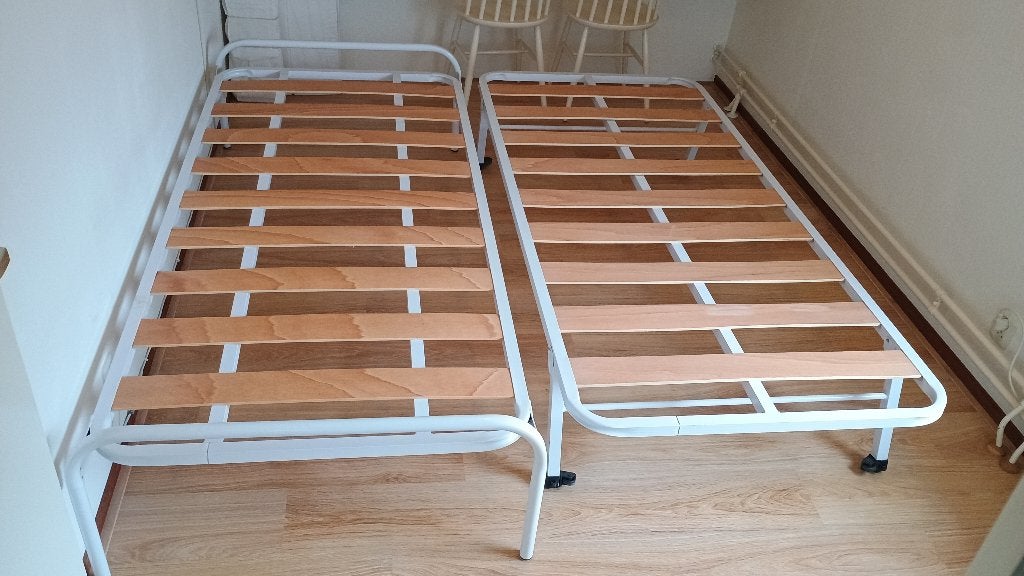 Logeerbedden 2x1 persoons 90x200 cm., Ophalen, Gebruikt, 90 cm, Eenpersoons