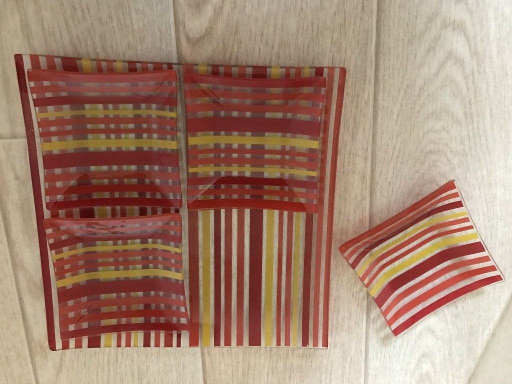 Bord met schaaltjes gestreept rood oranje geel, Huis en Inrichting, Keuken | Servies, Ophalen of Verzenden, Gebruikt, Overige stijlen