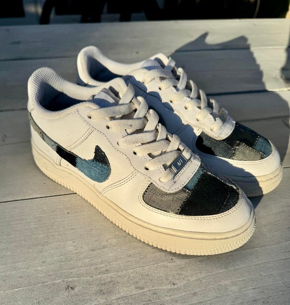 Denim Nike Air Force One - Custom spijkerstof schoenen 37,5, Wit, Nieuw, Ophalen of Verzenden, Sneakers of Gympen