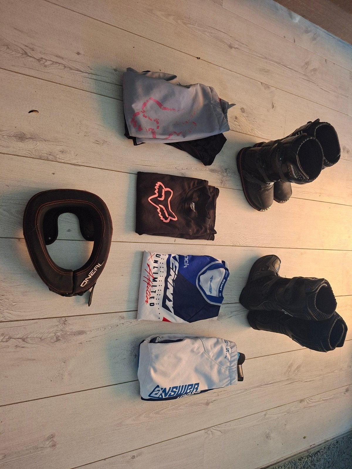 Motocross kleding kids/kinderen - 2 sets en neckbrace, Ophalen of Verzenden, Gedragen, Carnaval