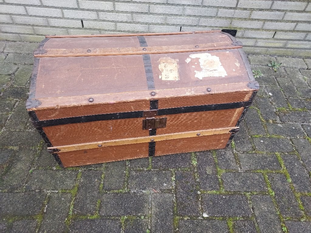 Antieke 19e eeuwse hutkoffer, bruin canvas met boldeksel., Ophalen