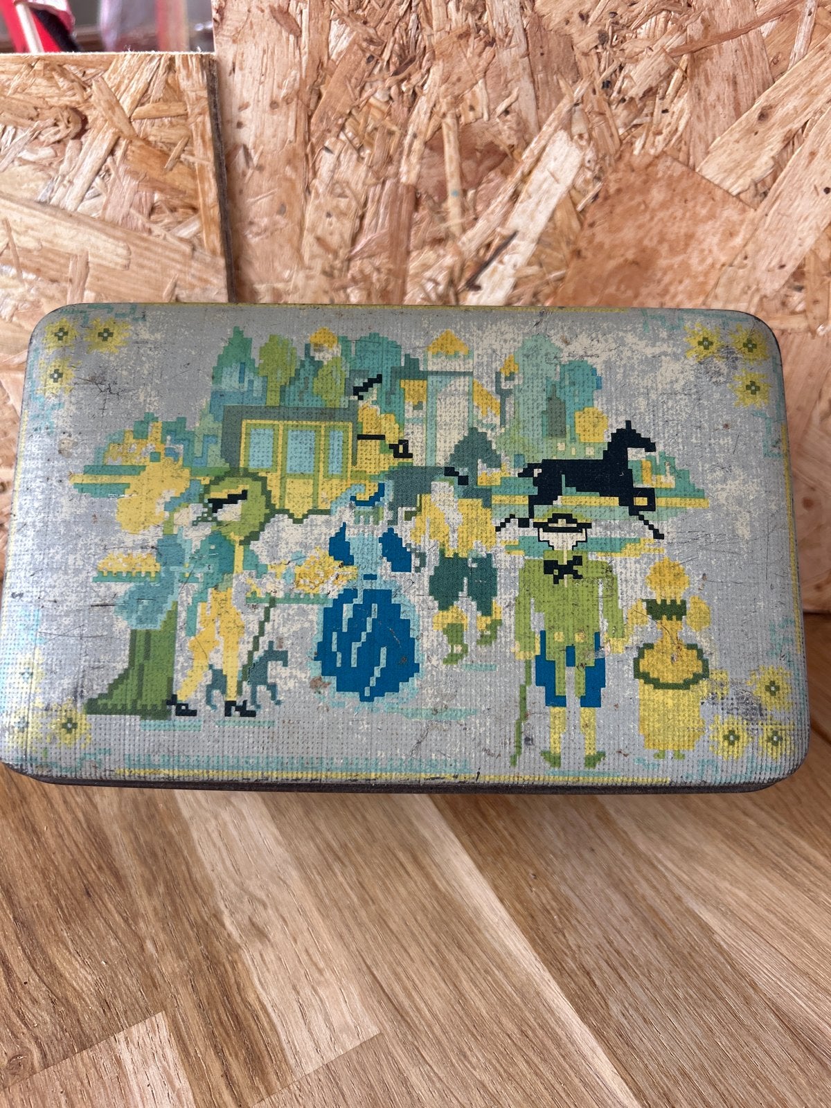 Vintage blikken doos met borduurwerkpatroon, Ophalen of Verzenden