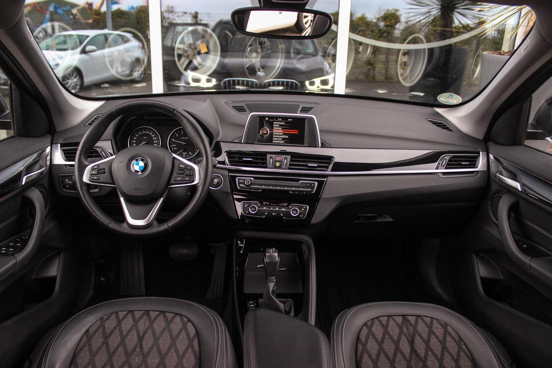 BMW X1 sDrive18i Centennial High Executive X-line | 2e eigen, Auto's, 136 pk, Gebruikt, Automatische klimaatregeling, Bruin