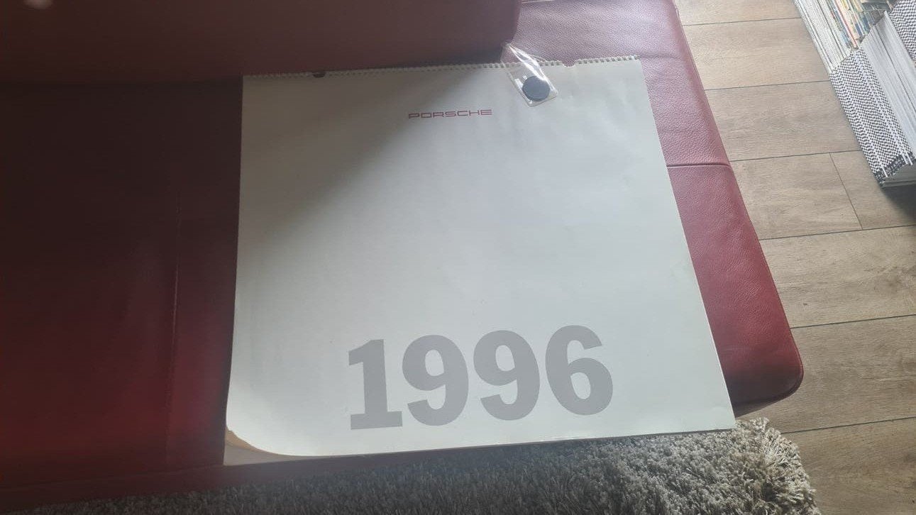 Originele Porsche Kalender 1996 met munt, Ophalen of Verzenden, Auto's