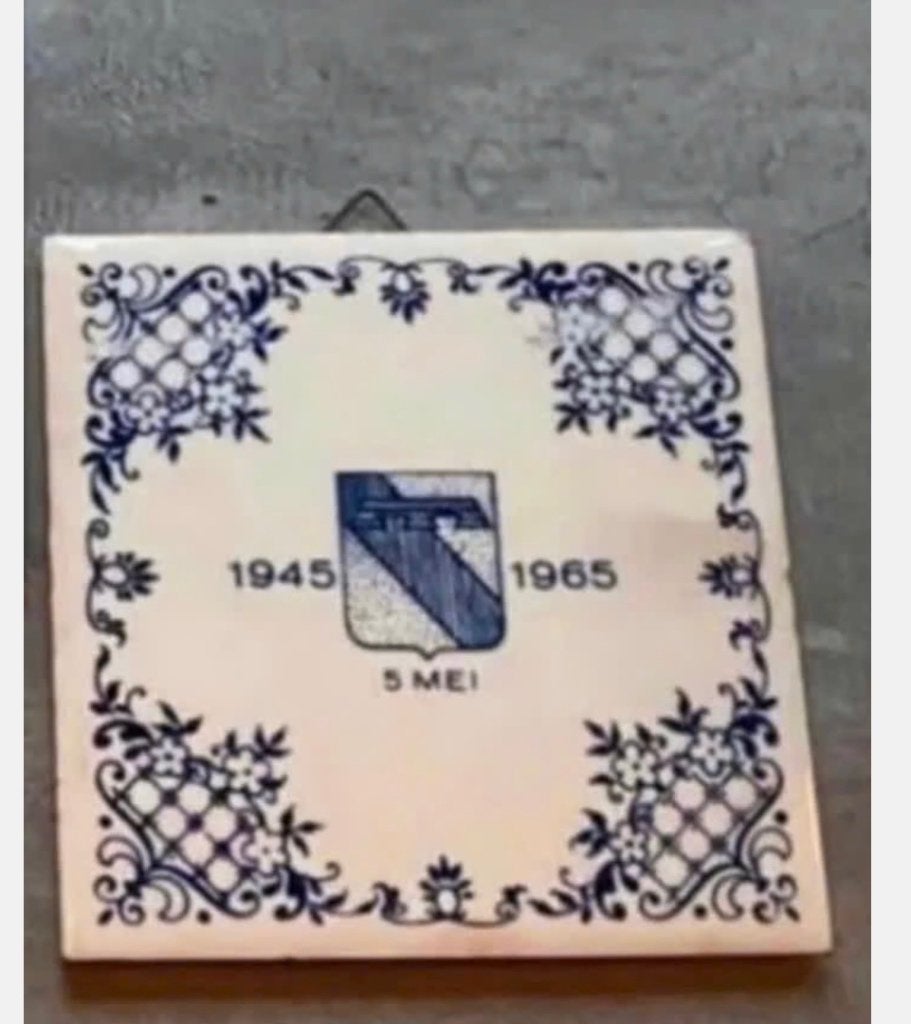 Delfts blauw tegel … 5 mei …1945-1965, maat 10,5 x 10,5 cm, Antiek en Kunst, Ophalen of Verzenden