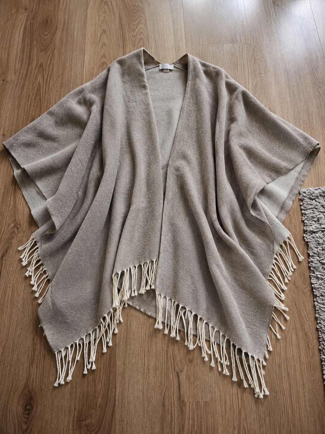 Alda Ferretti Poncho - Grijs - Zo goed als nieuw, Maat 38/40 (M), Alda Ferretti, Ophalen of Verzenden, Zo goed als nieuw