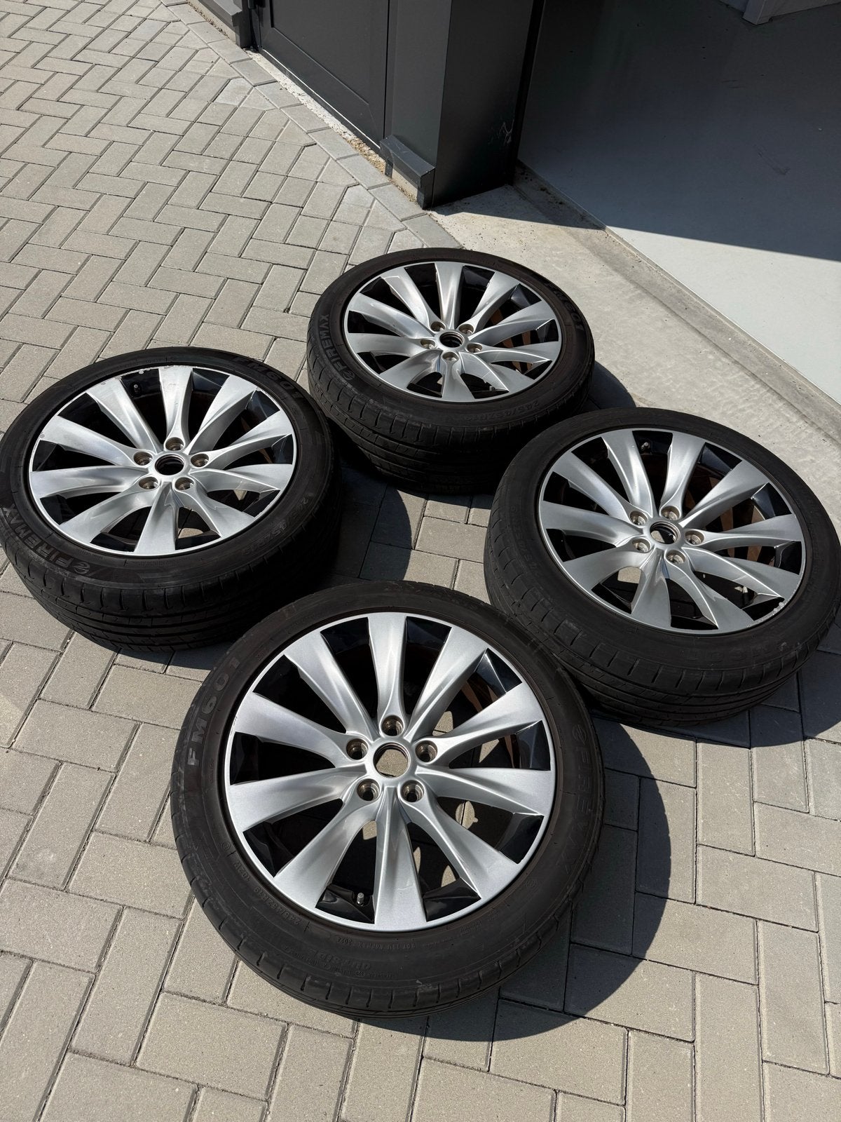 Tesla Model S Velgen met versleten banden, 19 inch, Banden en Velgen, Ophalen of Verzenden, Personenwagen