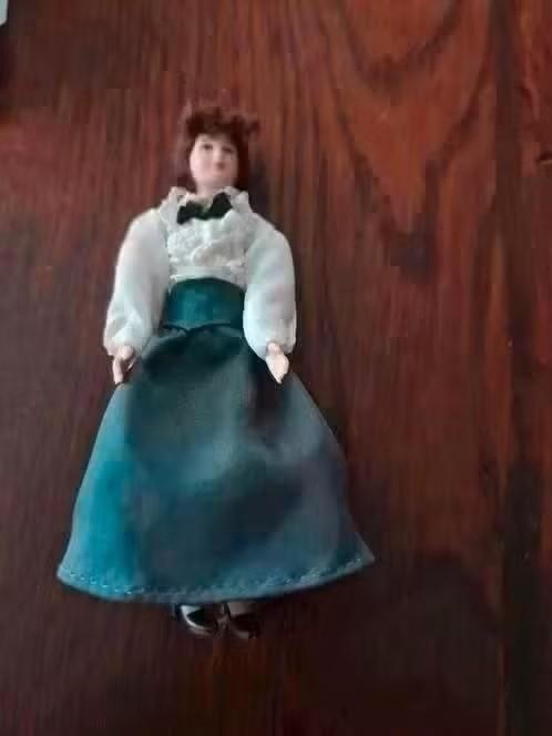 Caco popje porselein 13 cm, Verzamelen, Poppenhuizen en Toebehoren, Ophalen of Verzenden, Gebruikt, Popje