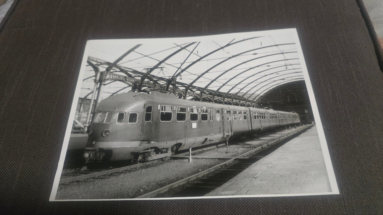 Zwart-wit foto van trein in station, Ophalen of Verzenden