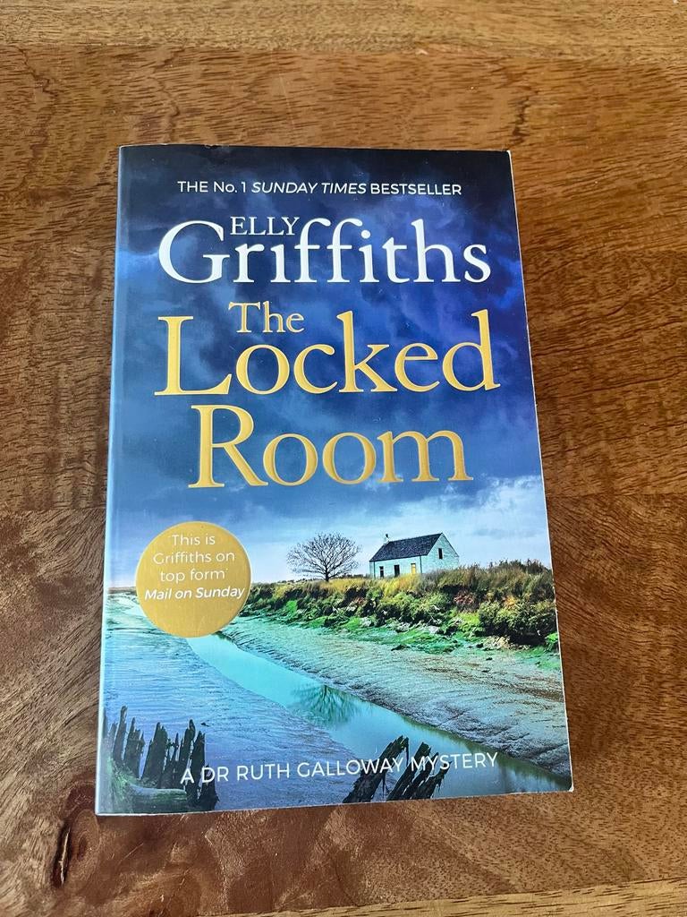 The Locked Room - Elly Griffiths, Boeken, Ophalen of Verzenden, Gelezen, Tv-bewerking