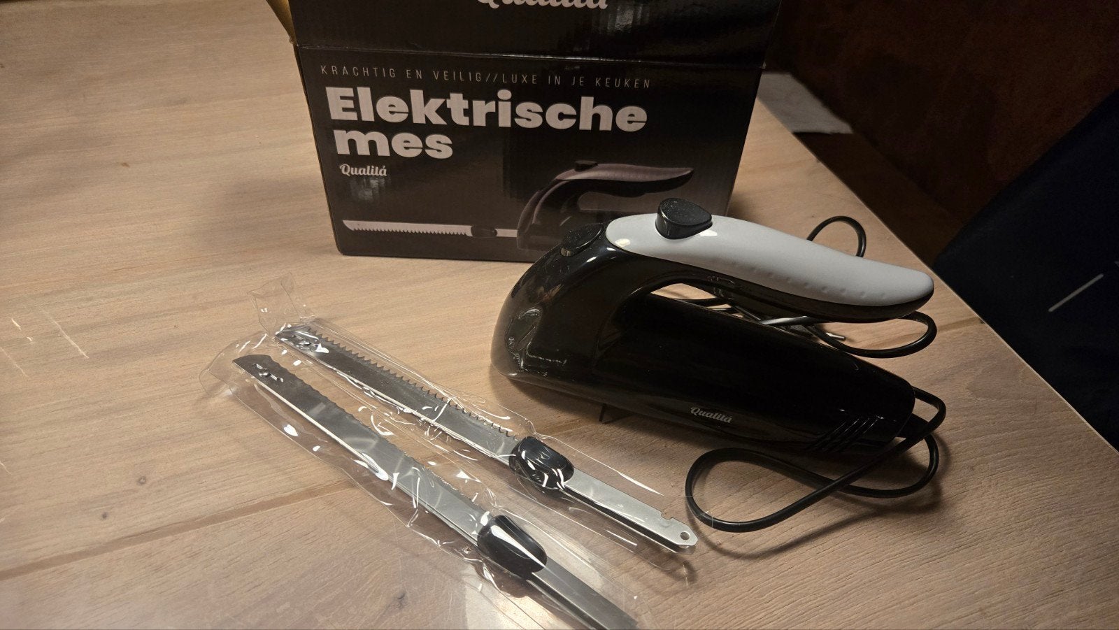 Qualitá Elektrisch Mes (120W) – Ideaal voor brood & vlees, Ophalen, Nieuw