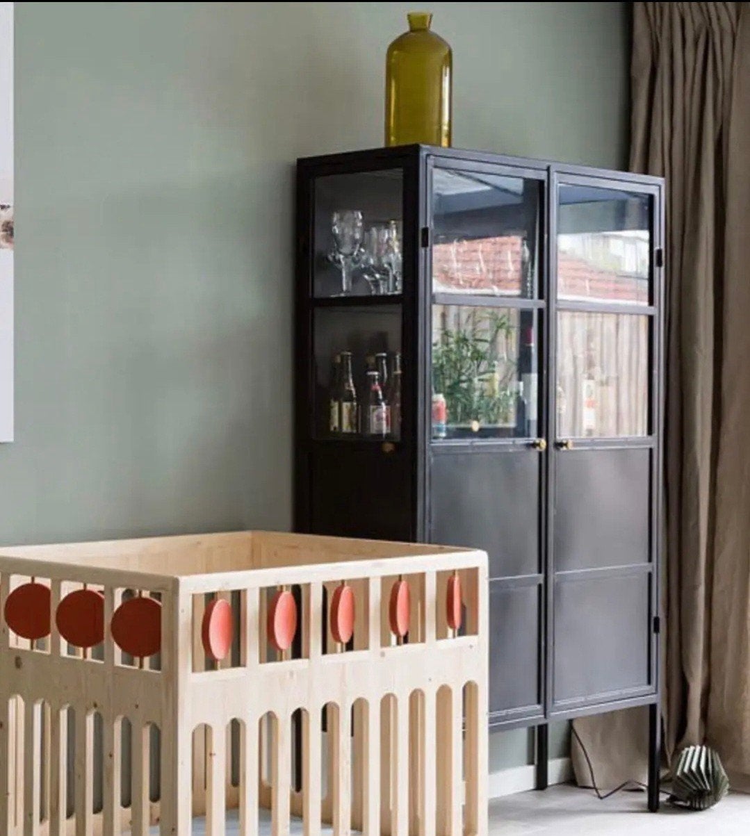 Bodilson Spirit zwarte vitrinekast, Huis en Inrichting, Kasten | Vitrinekasten, Met deur(en), Industrieel, Modern, Zo goed als nieuw