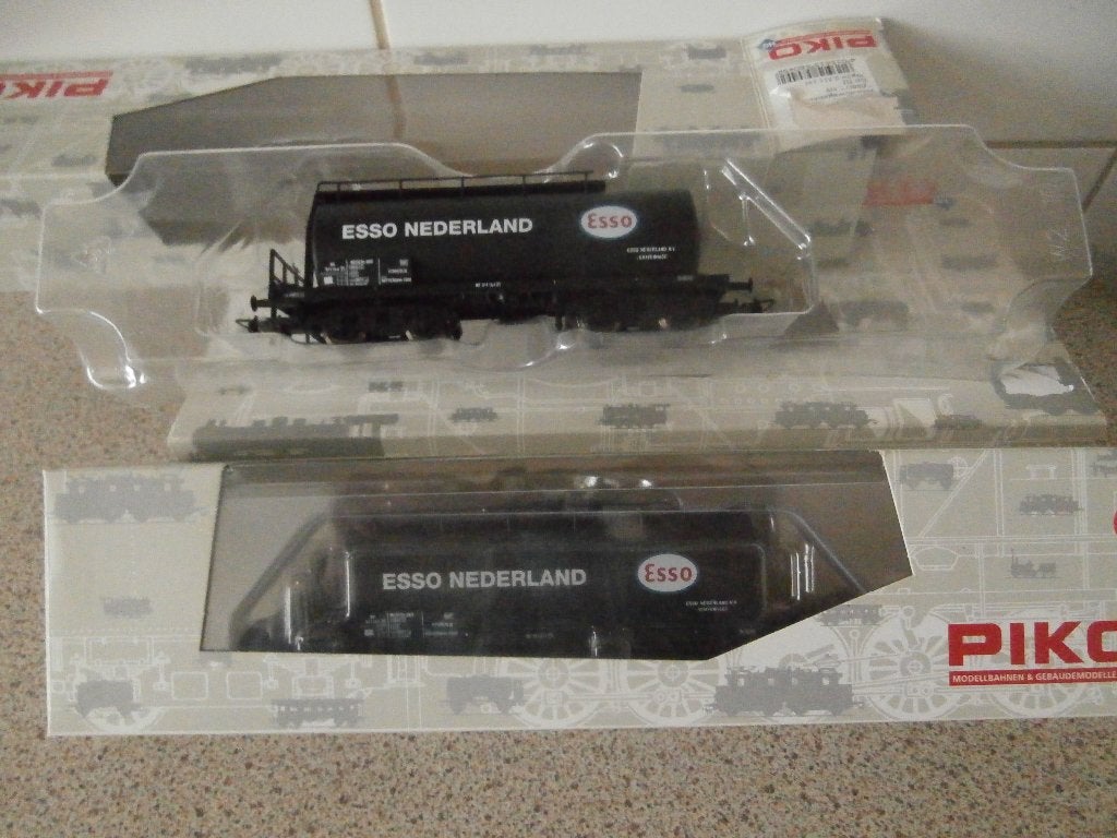 2 x Piko tank wagons Esso Nederland, Hobby en Vrije tijd, Gelijkstroom, Wagon, Piko, Ophalen of Verzenden