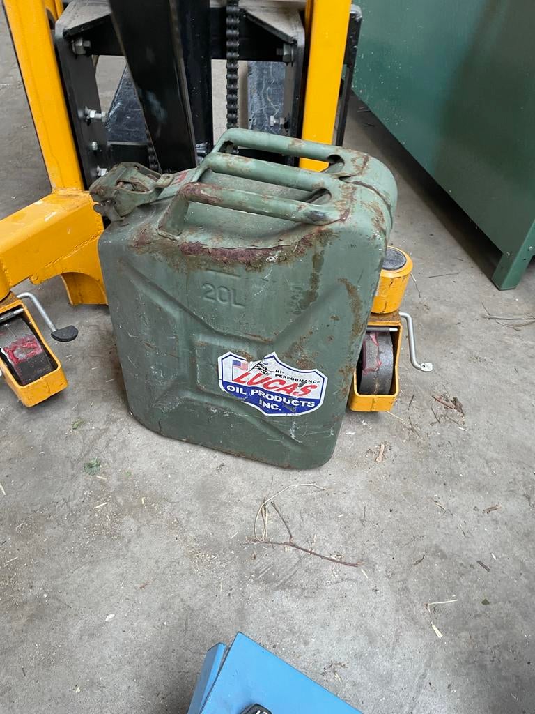 Oude militaire jerrycan 20L - Lucas Oil Products, Auto diversen, Overige Auto diversen, Ophalen