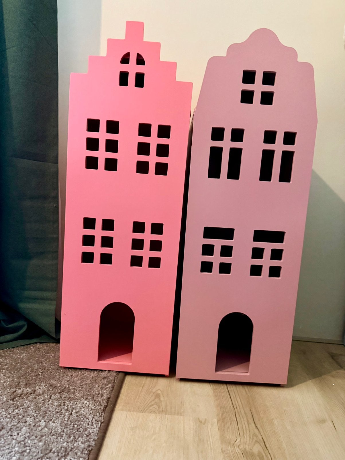 Roze grachtenpand kasten/poppenhuizen Hema (set van 2), Kinderen en Baby's, Speelgoed | Poppenhuizen, Ophalen, Zo goed als nieuw