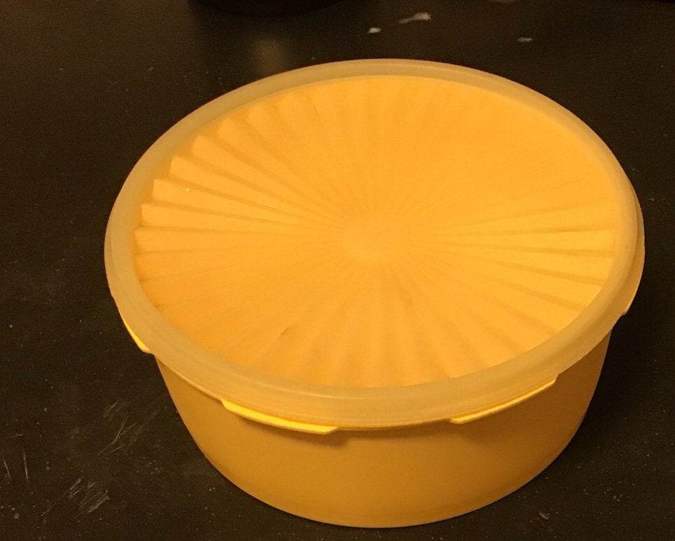 Gele Tupperware bakje met deksel, Ophalen, Gebruikt, Geel, Met deksel