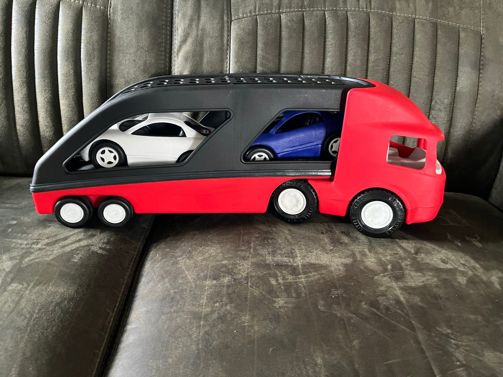 Little tikes autotransporter met 2 auto's, Ophalen, Zo goed als nieuw