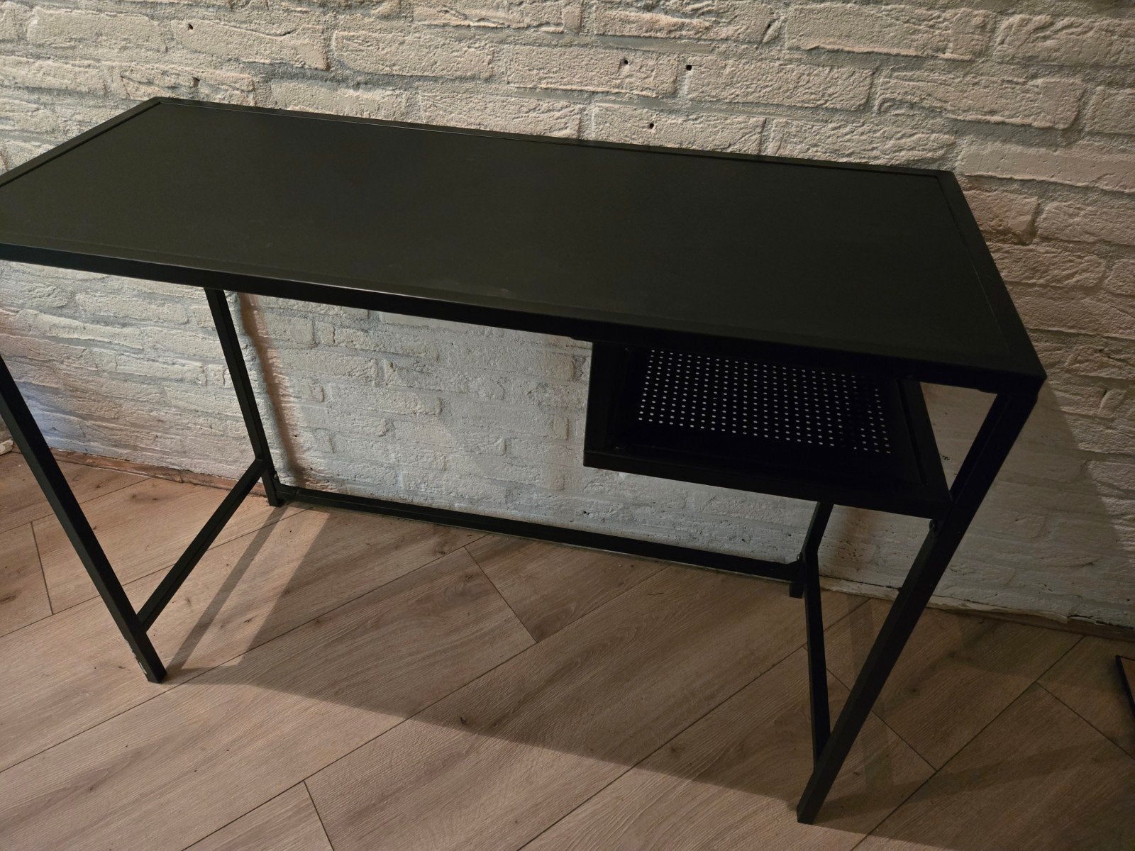 Strak Zwart Bureau met Geïntegreerde Plank, Metaal, Ophalen of Verzenden, Zo goed als nieuw, Computerbureau