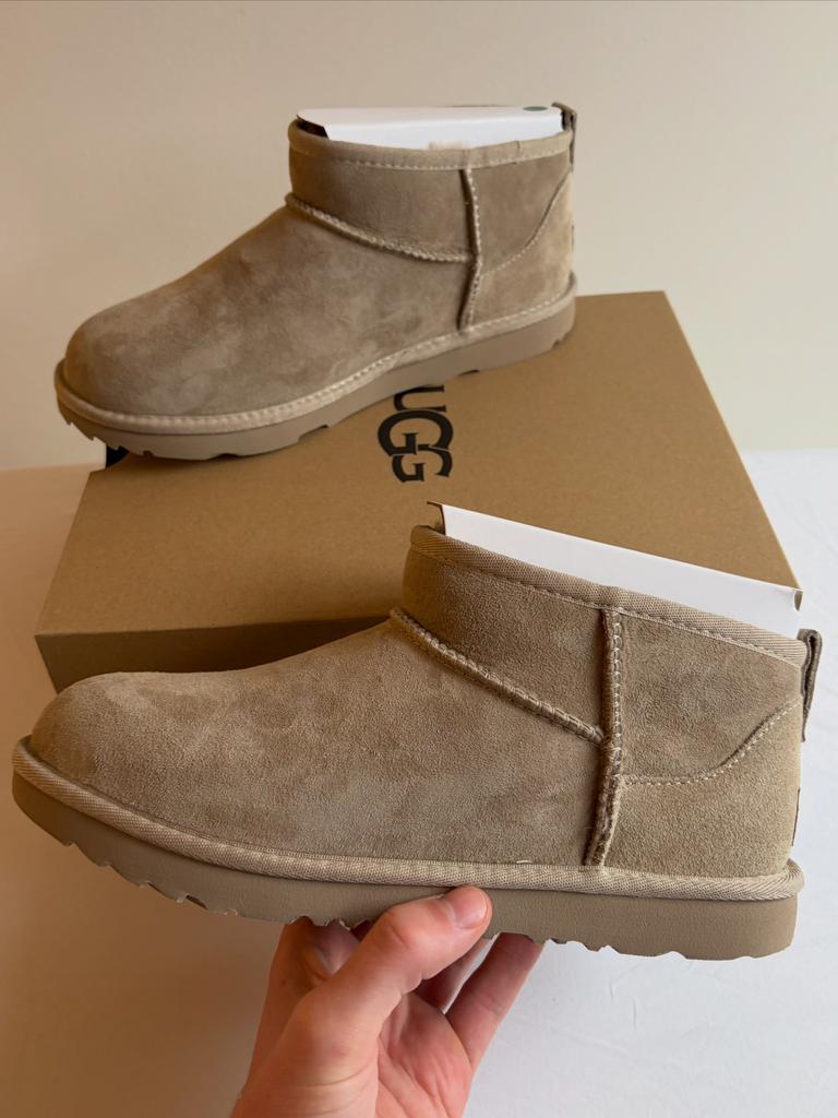 UGG Classic Ultra Min Dune, Kleding | Dames, Schoenen, Beige, Nieuw, Ophalen of Verzenden, Pantoffels of Sloffen