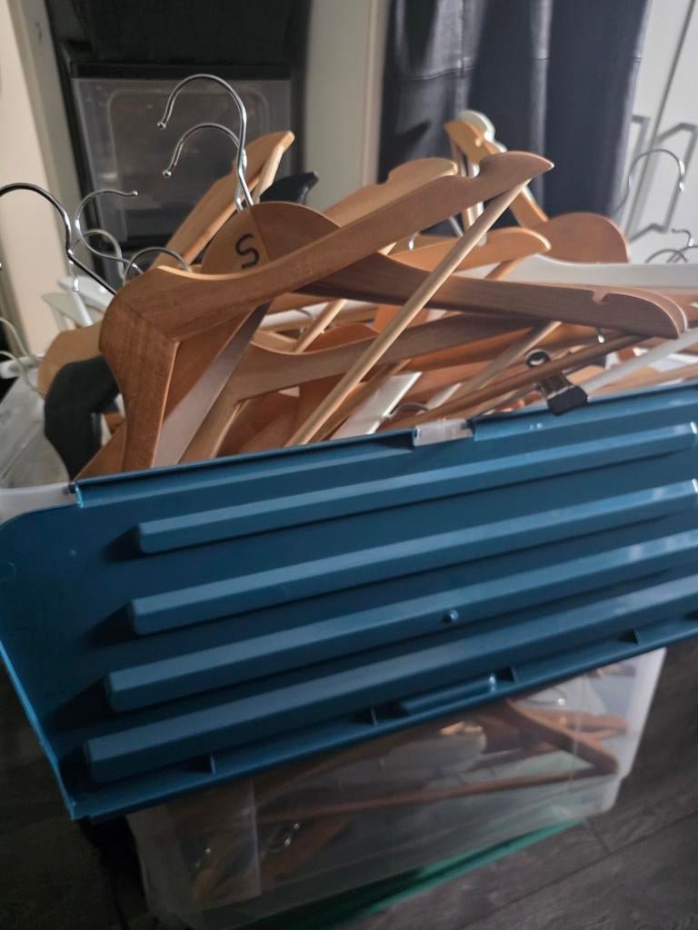 110 stuks houten kledinghangers, Kleding | Dames, Kledinghangers, Ophalen, Zo goed als nieuw, Hout, Volwassenen