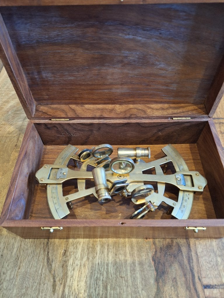 Replica messing sextant in houten kist, Watersport en Boten, Ophalen of Verzenden, Gebruikt, Gps of Kompas