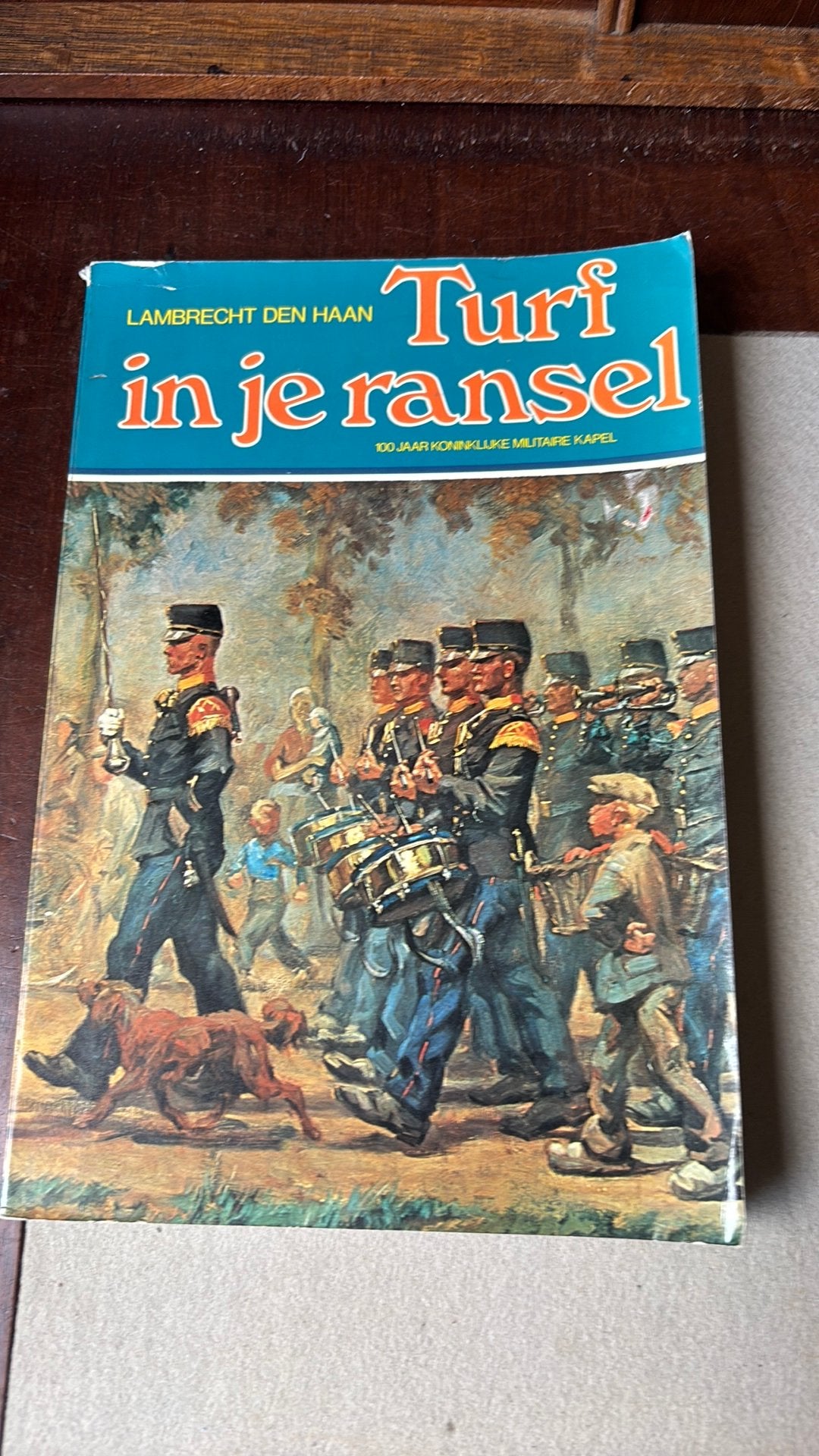 Turf in je ransel- 100 jaar Koninklijke Militaire Kapel, Ophalen of Verzenden, 1945 tot heden, Gelezen, Luchtmacht