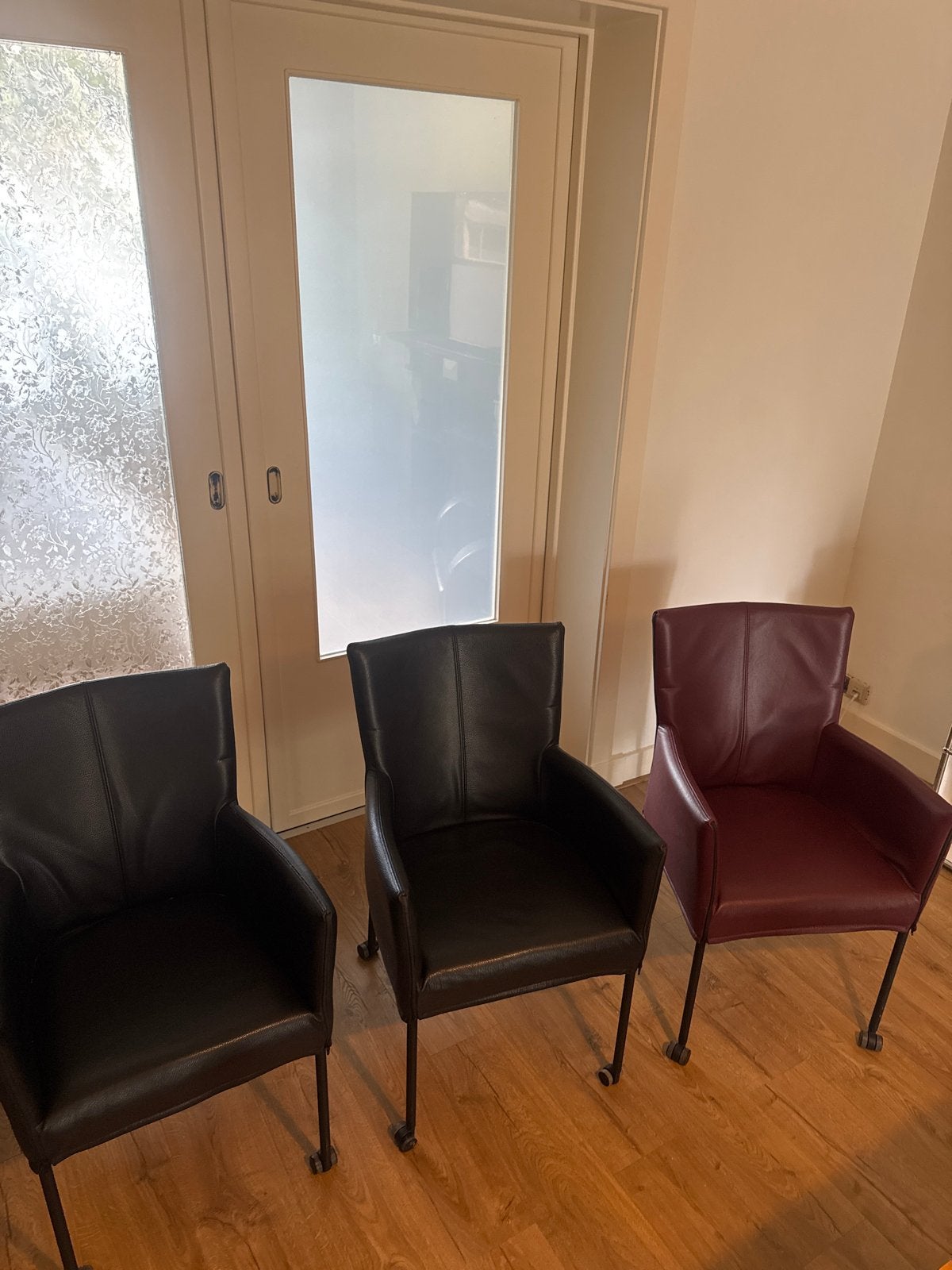 Leren eetkamerstoelen en bankje - Zwart en Bordeauxrood, Ophalen, Gebruikt, Drie, Zwart