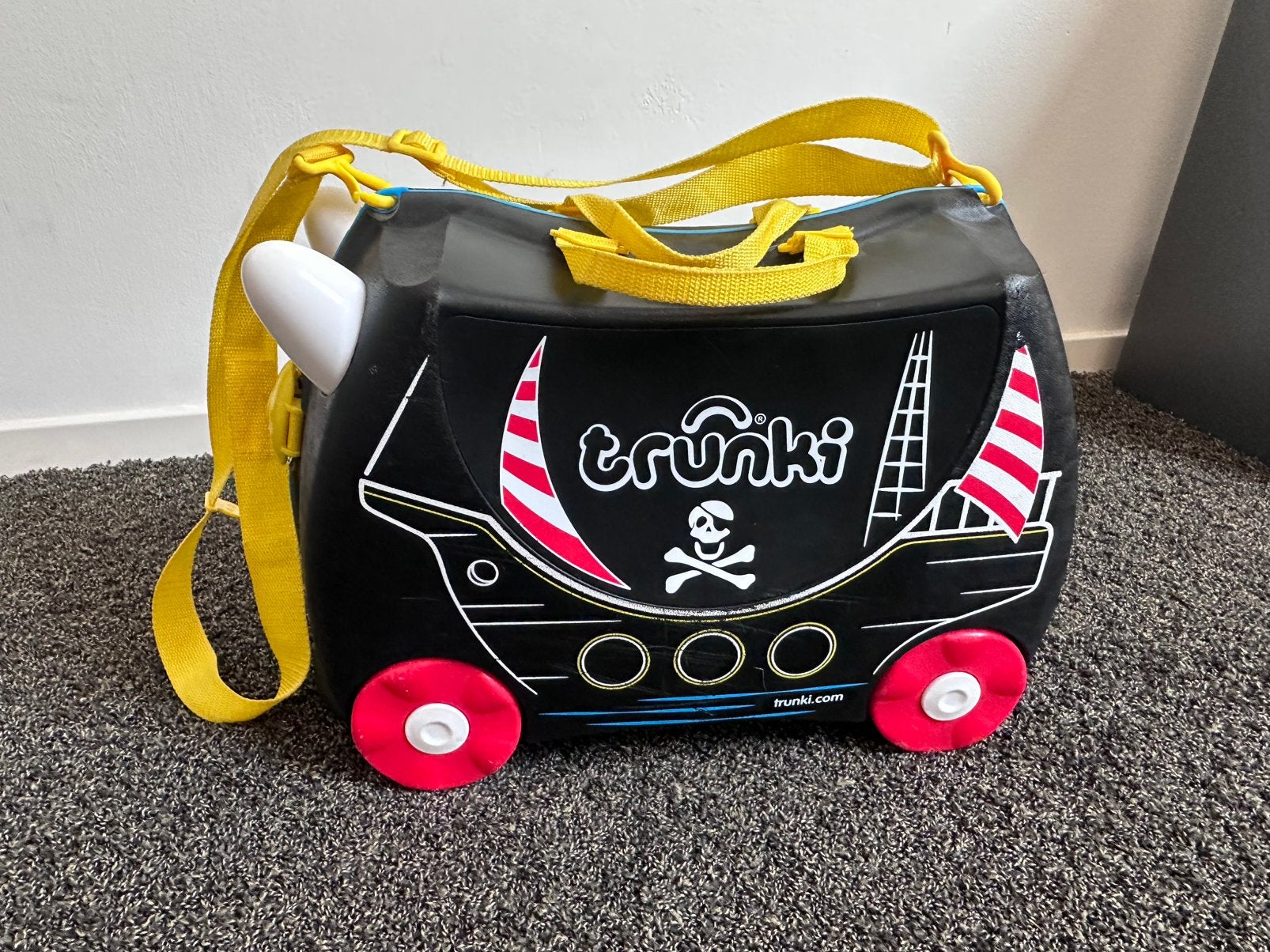 Trunki ride-on kinderkoffer piratenschip, Hard kunststof, Minder dan 50 cm, Ophalen of Verzenden, Zo goed als nieuw