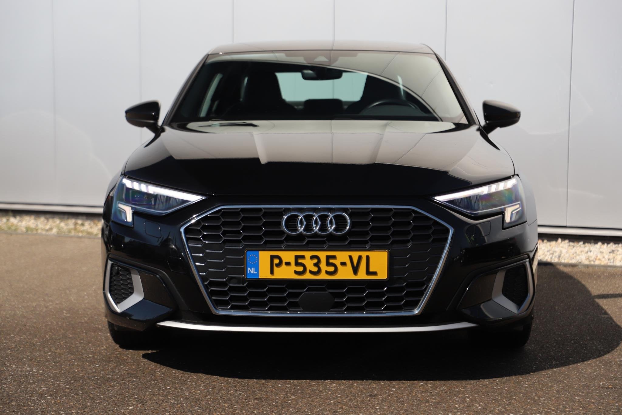 Audi A3 Limousine 35 TFSI Advanced edition 150PK Automaat Le, Auto's, Audi, 4 cilinders, Zwart, 690 kg, Grijs