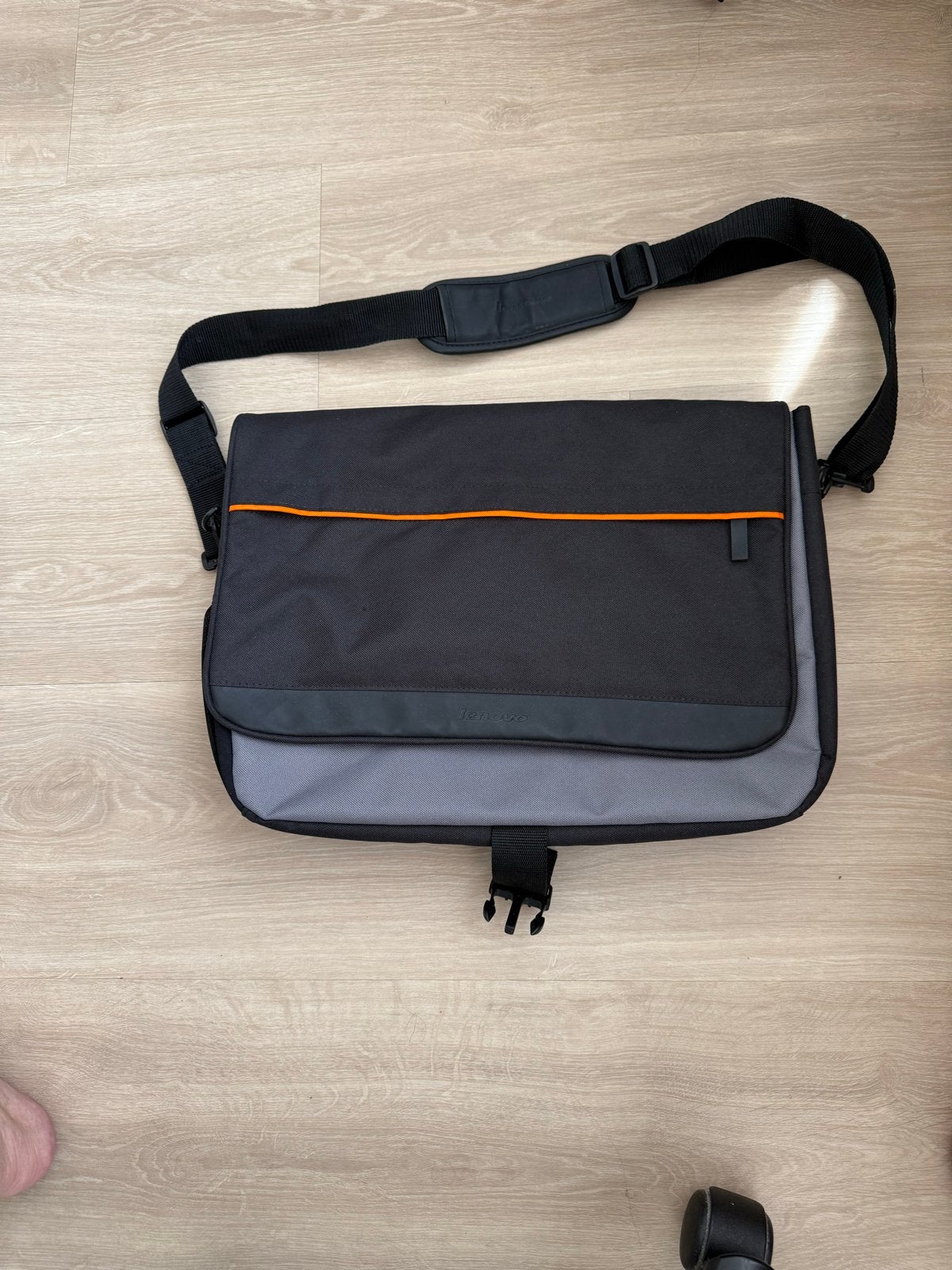Lenovo Laptop Schoudertas - 40x30 cm met extra vakken, Computers en Software, Laptoptassen, Meerdere vakken, Gebruikt, 15 inch