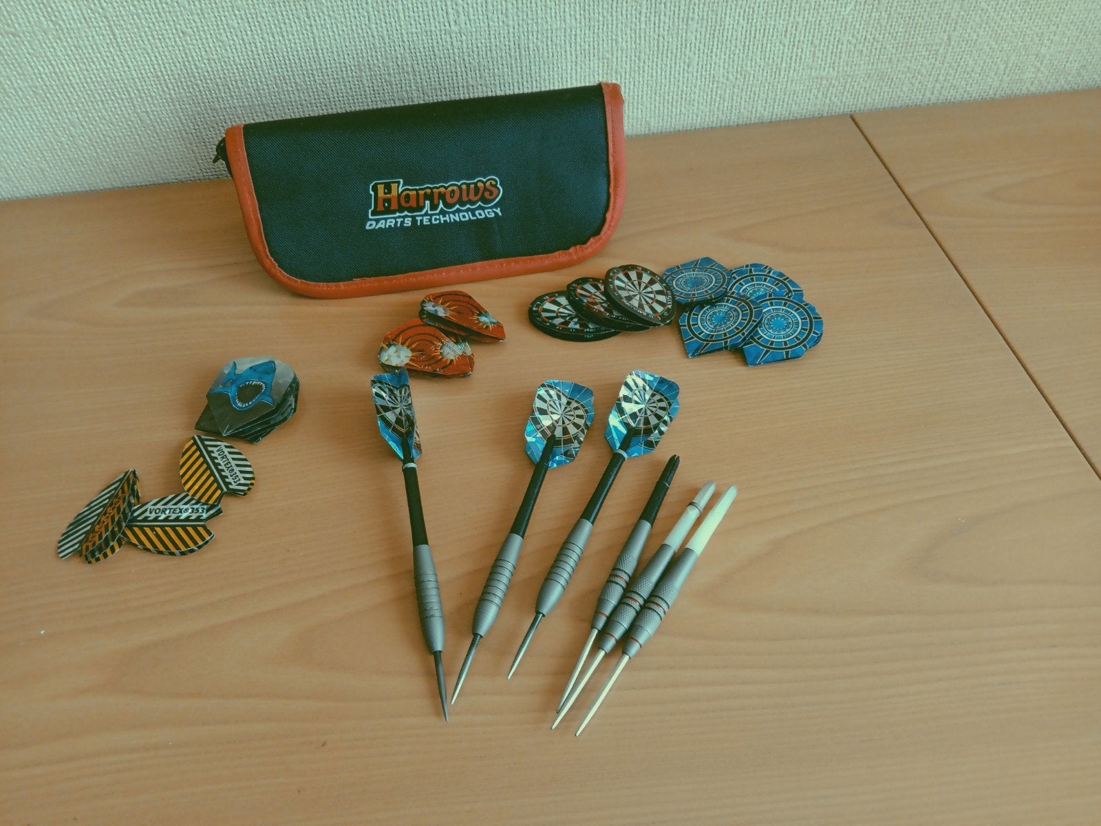 compleet setje darts in etui., Ophalen of Verzenden, Zo goed als nieuw, Pijlen